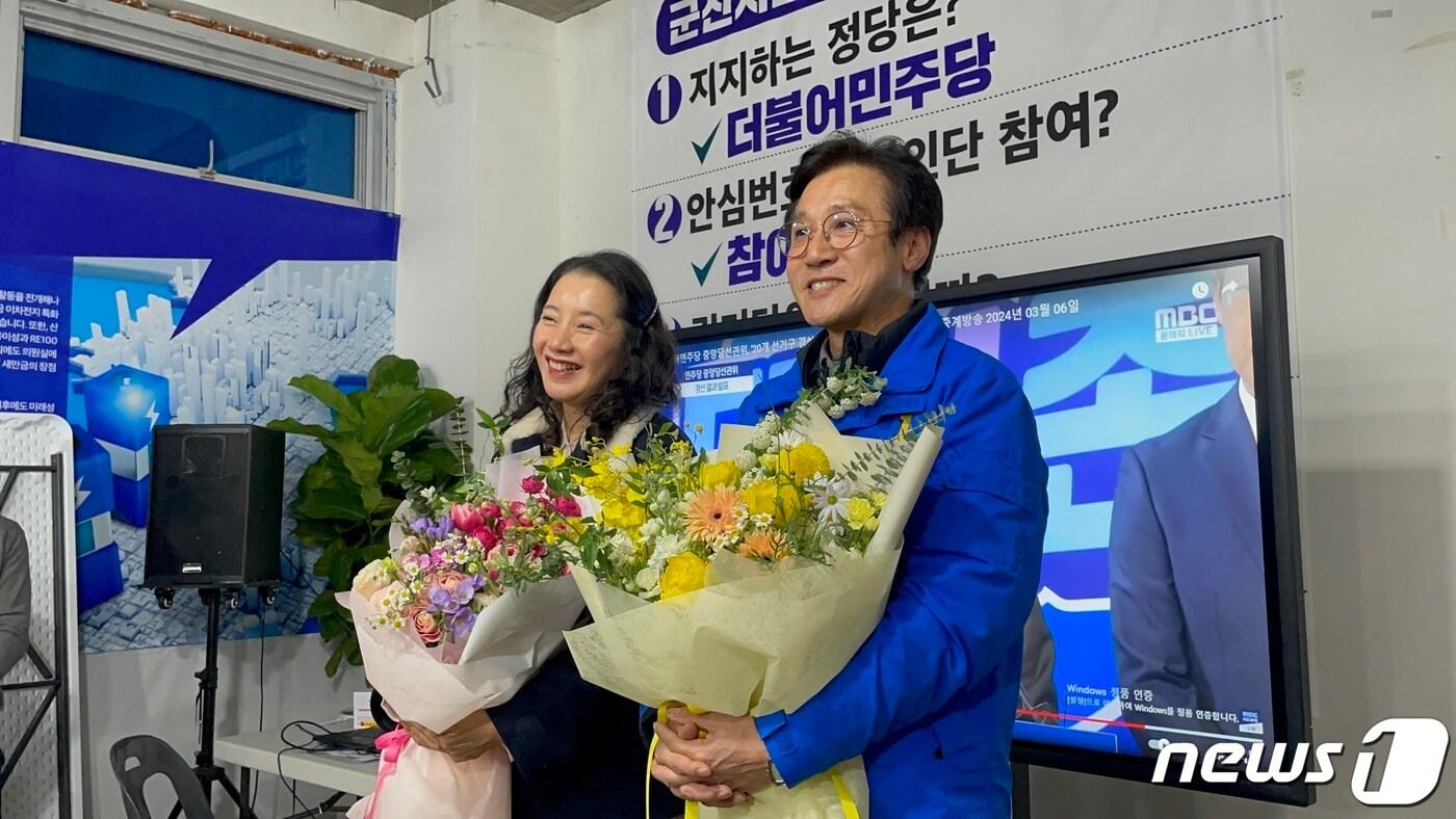 민주당 군산 경선에서 신영대 예비후보&#40;사진 오른쪽&#41;가 승리를 거두고 지지자들로부터 축하를 받고 있다.2024.3.6/뉴스1