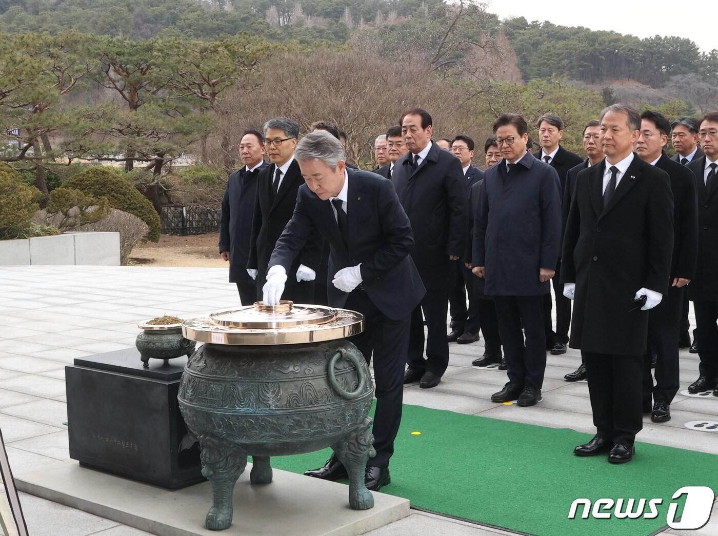 강호동 제25대 농협중앙회장은 7일 국립서울현충원 참배를 시작으로 공식임기를 시작했다.&#40;농협중앙회 제공&#41;