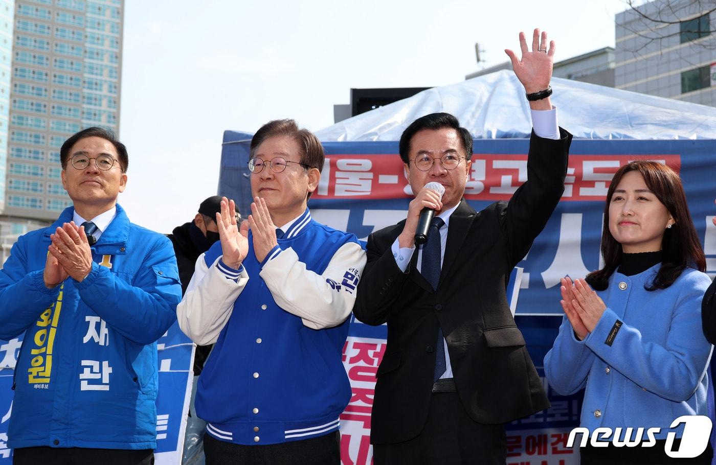 윤영덕 더불어민주연합 공동대표가 7일 =경기도 양평군청 앞에 마련된 &#39;서울·양평 고속도로 국정농단 진상규명 촉구&#39; 농성장 앞에서 양평고속도로 특혜의혹 규탄 기자회견을 하고 있다. 왼쪽부터 더불어민주당 최재관 여주시·양평군 후보, 이재명 대표, 더불어민주연합 윤 공동대표, 백승아 공동대표. &#40;공동취재&#41;/뉴스1 ⓒ News1 구윤성 기자