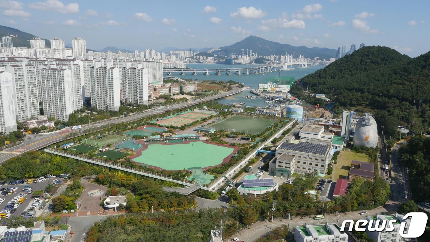 부산환경공단 남부하수처리장 환경공원, 축구장 등 체육시설 전경&#40;부산환경공단 제공&#41;