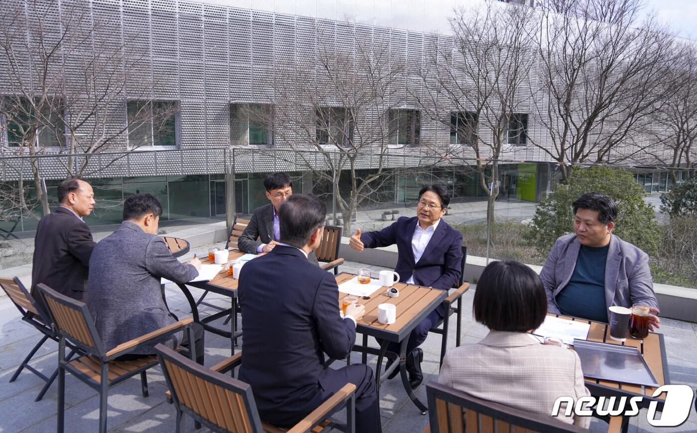 강기정 광주시장이 6일 오후 동구 국립아시아문화전당에서 열린 &#39;제32회 정책소풍&#39;에 참석해 이강현 국립아시아문화전당장 등 직원들과 ACC와 협력방안을 논의하고 있다.&#40;광주시 제공&#41;2024.3.7/뉴스1 