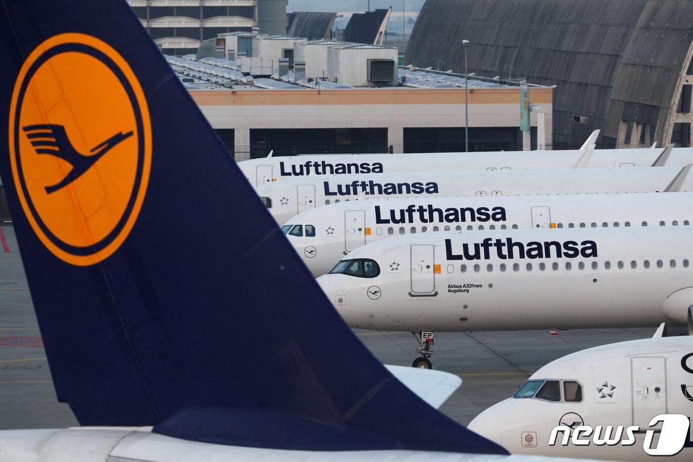 지난해 3월 독일 프랑크푸르트에서 독일 베르디 노조가 주최한 파업으로 루프트한자 항공기들이 줄지어 서 있는 모습&lt;자료사진&gt;. 2024.03.07. ⓒ 로이터=뉴스1 ⓒ News1 권진영 기자