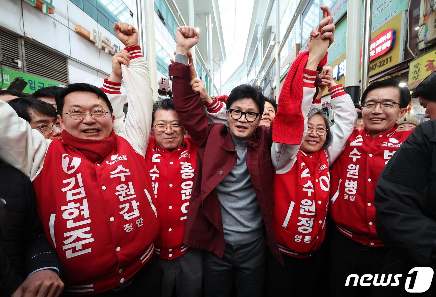 한동훈 국민의힘 비상대책위원장이 7일 경기도 수원시 팔달구 지동못골시장에서 수원 지역구에 출마하는 후보들과 함께 시민들을 향해 인사하고 있다. &#40;공동취재&#41; 2024.3.7/뉴스1 ⓒ News1 김영운 기자