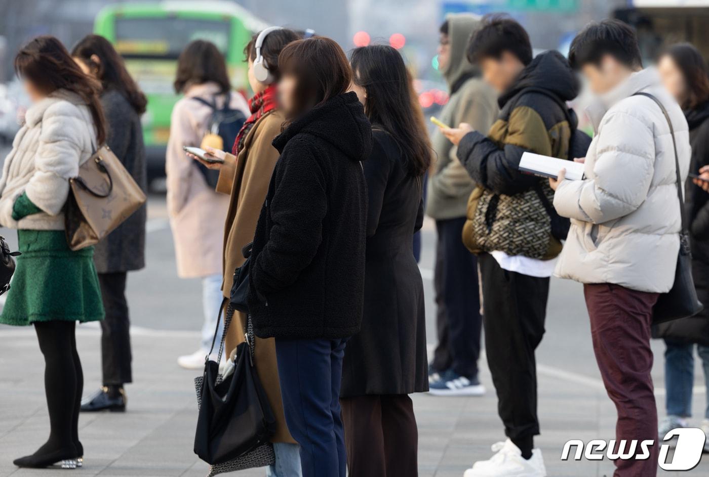 꽃샘추위가 찾아온 8일 오전 서울 세종대로 광화문사거리에서 출근길 시민들이 발걸음을 재촉하고 있다. 2024.3.8/뉴스1 ⓒ News1 이재명 기자