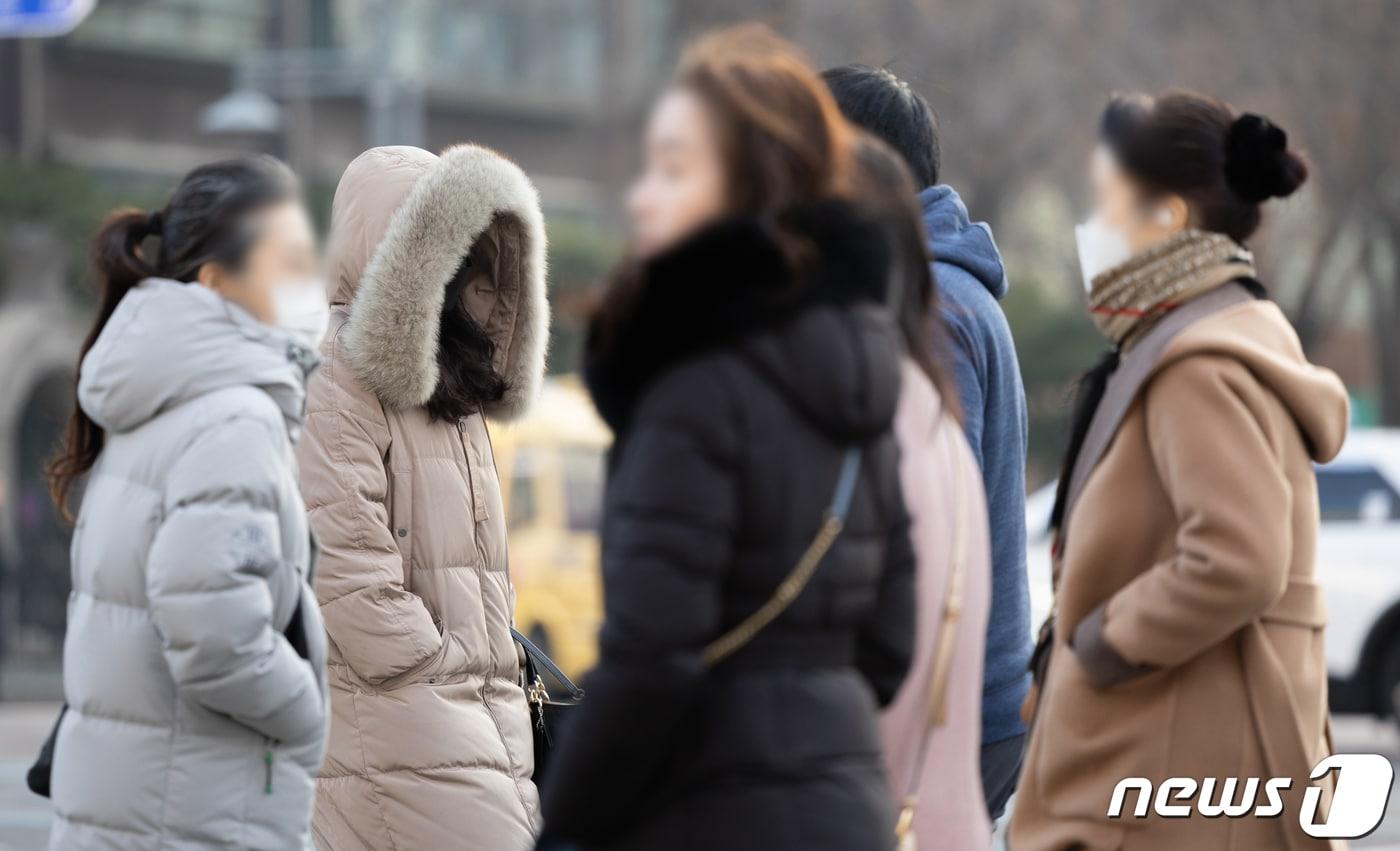 꽃샘추위가 찾아온 8일 오전 서울 세종대로 광화문사거리에서 출근길 시민들이 발걸음을 재촉하고 있다. 2024.3.8/뉴스1 ⓒ News1 이재명 기자