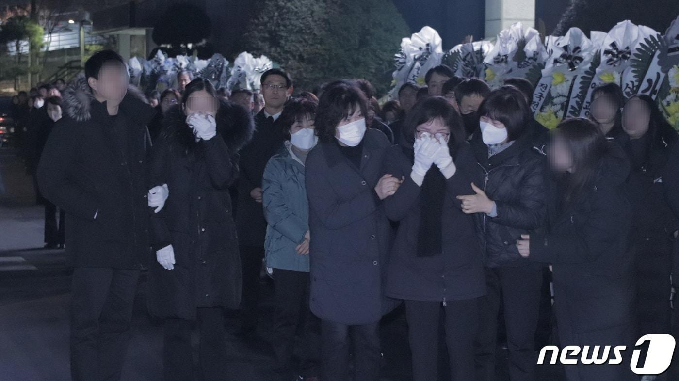 항의성 민원에 시달리다가 스스로 세상을 떠난 김포시 공무원 A 씨&#40;39&#41;의 노제가 지난 3월 8일 오전 6시 김포시청에서 진행, A씨의 유가족이 오열하고 있다. &#40;김포시 제공&#41; 2024.3.8 / 뉴스1 ⓒ News1 이시명 기자