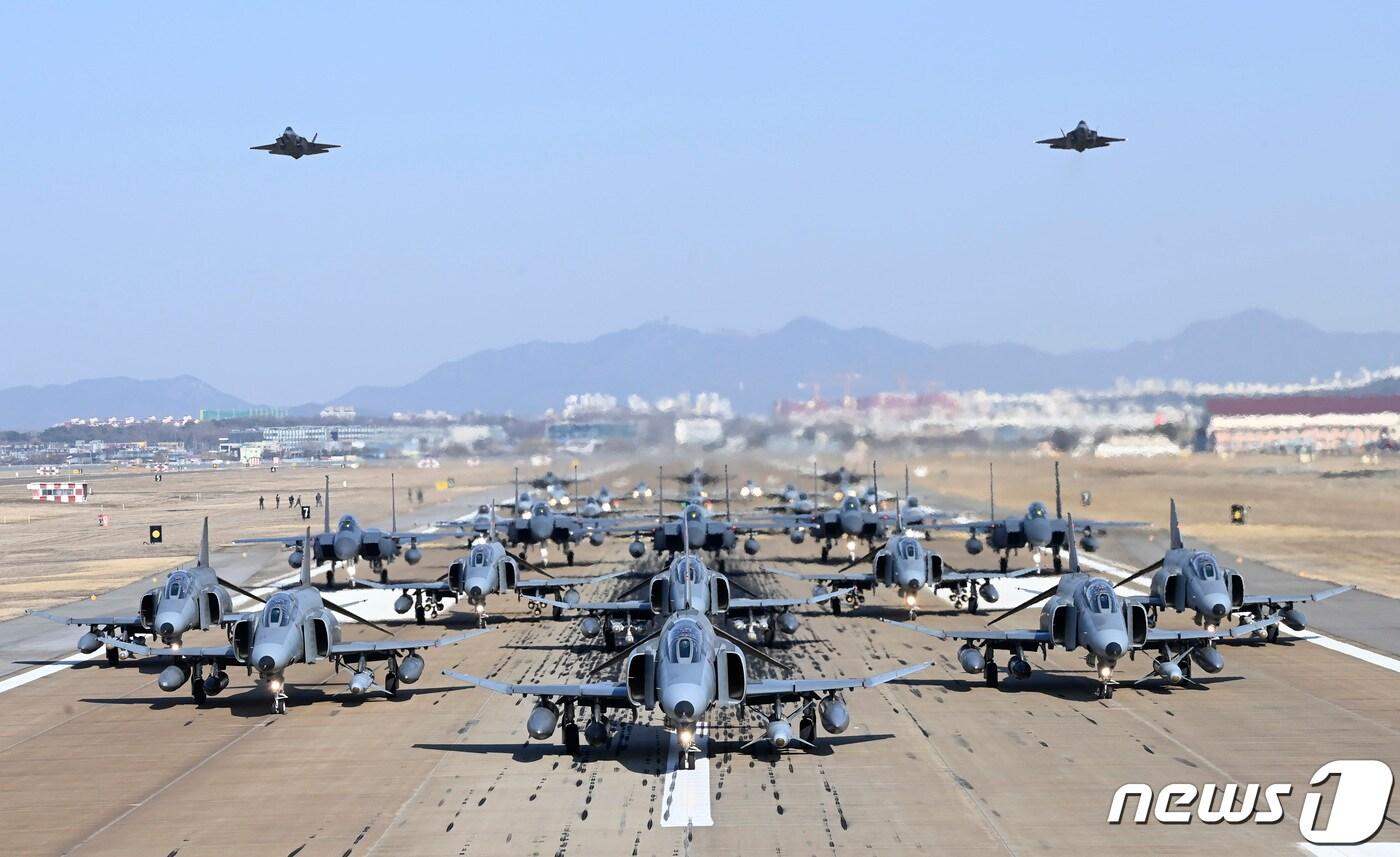 공군은 8일 수원기지에서 &#39;2024 자유의 방패&#40;FS·Freedom Shield&#41; 연습과 연계해 압도적 공군력을 과시하는 엘리펀트 워크 훈련을 실시했다. F-4E 팬텀&#40;Phantom&#41;을 필두로 30여 대의 공군 전투기들이 엘리펀트 워크&#40;Elephant Walk&#41;&#39; 훈련을 진행하고 있는 가운데 F-35A 스텔스 전투기 2대가 대형 위를 저공비행을 하고 있다. &#40;공군 제공&#41; 2024.3.8/뉴스1