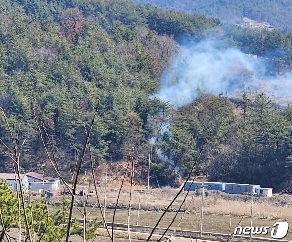 8일 낮 12시 12분쯤 전남 여수시 소라면 한 야산에서 화재가 발생해 연기가 피어오르고 있다.&#40;산림당국 제공&#41;2024.3.8/뉴스1