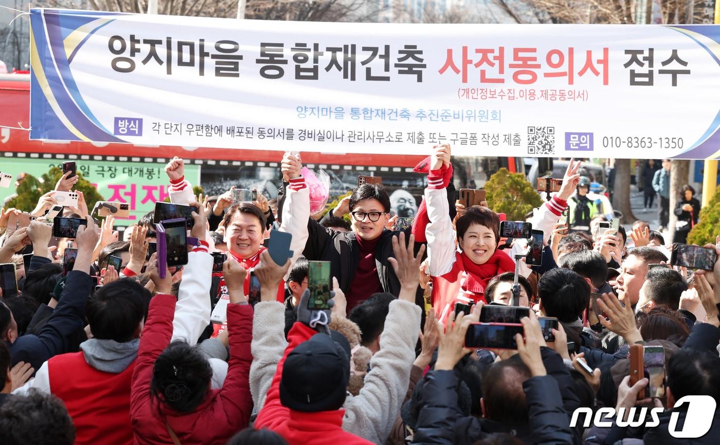 한동훈 국민의힘 비상대책위원장과 안철수, 김은혜 국회의원 후보가 지난 8일 오전 재건축 추진 아파트단지인 경기 성남시 양지금호1단지아파트를 방문해 시민들과 인사하고 있다. &#40;공동취재&#41; 2024.3.8/뉴스1 ⓒ News1 김영운 기자