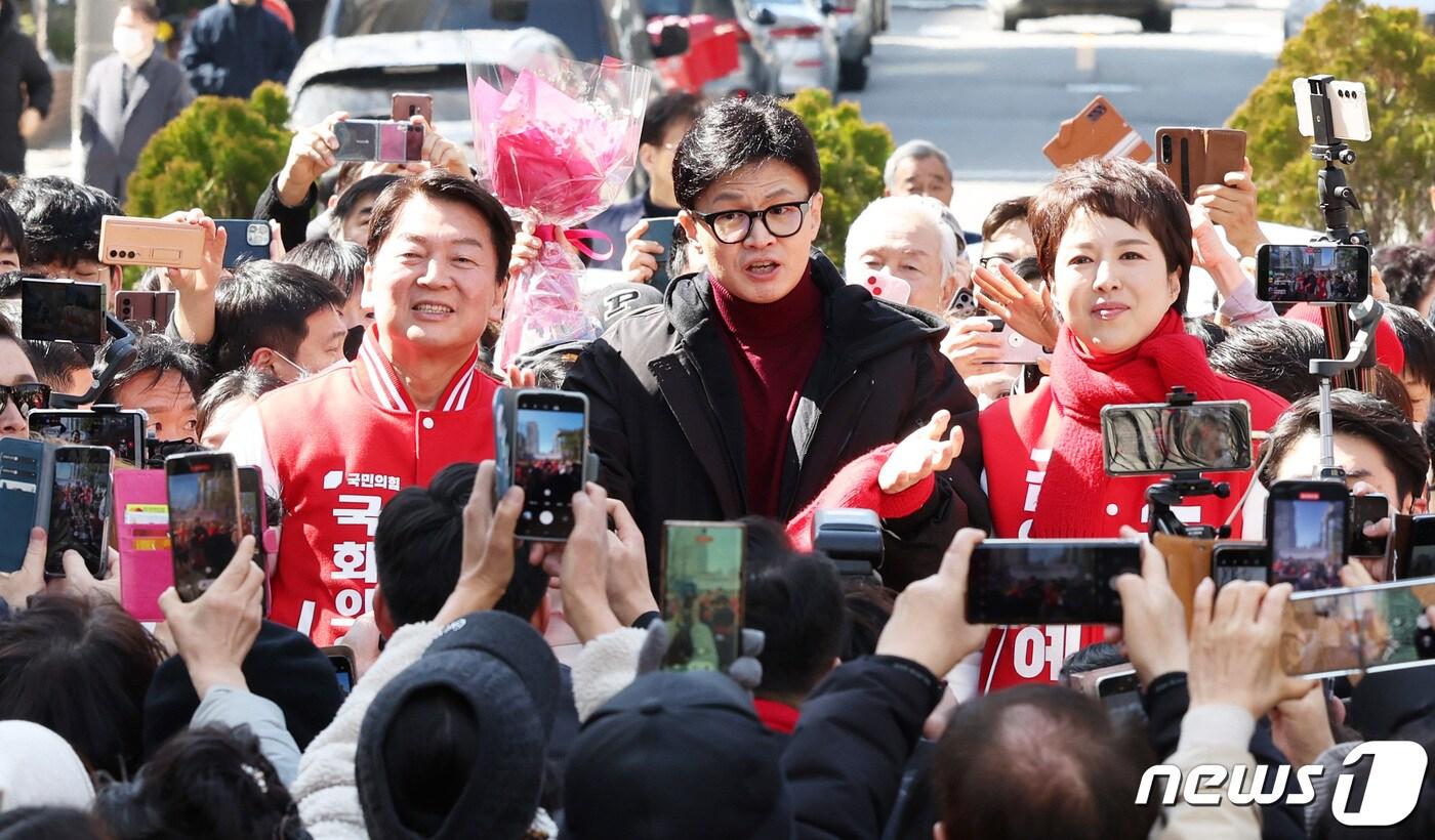 한동훈 국민의힘 비상대책위원장과 안철수, 김은혜 국회의원 후보가 8일 오전 재건축 추진 아파트단지인 경기 성남시 양지금호1단지아파트를 방문해 시민들과 인사하고 있다. &#40;공동취재&#41; 2024.3.8/뉴스1 ⓒ News1 김영운 기자