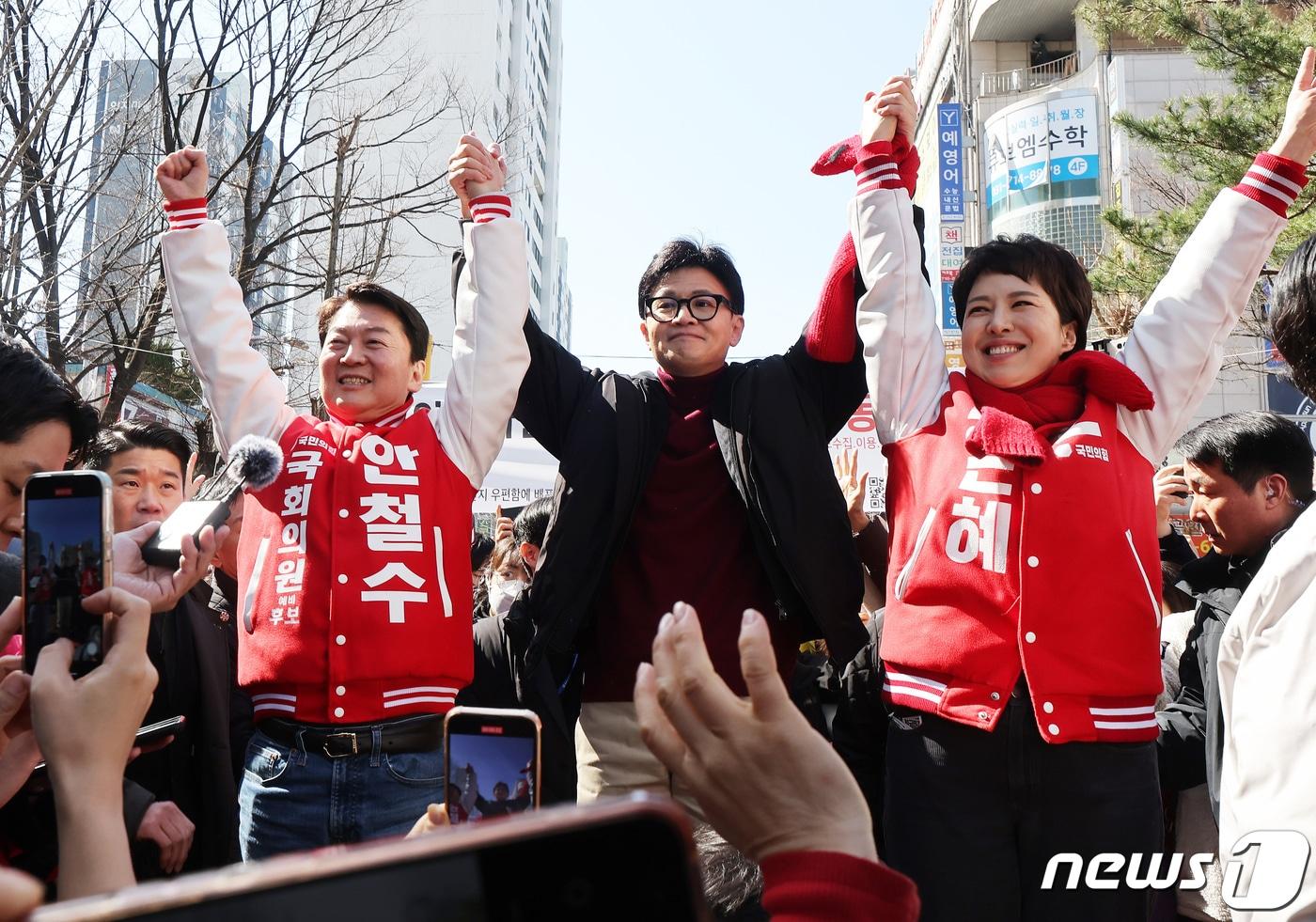 한동훈 국민의힘 비상대책위원장이 8일 오전 재건축 추진 중인 경기도 성남시 분당구 양지금호1단지아파트를 방문해 안철수, 김은혜 후보와 함께 시민들에게 인사하고 있다. &#40;공동취재&#41; 2024.3.8/뉴스1 ⓒ News1 김영운 기자