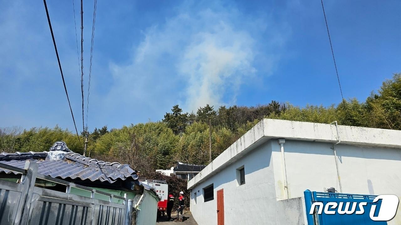 8일 낮 12시 50분쯤 전남 고흥군 남양면 한 주택가 인근 야산에서 불이 나 연기가 피어오르고 있다.&#40;산림당국 제공&#41;2024.3.8/뉴스1