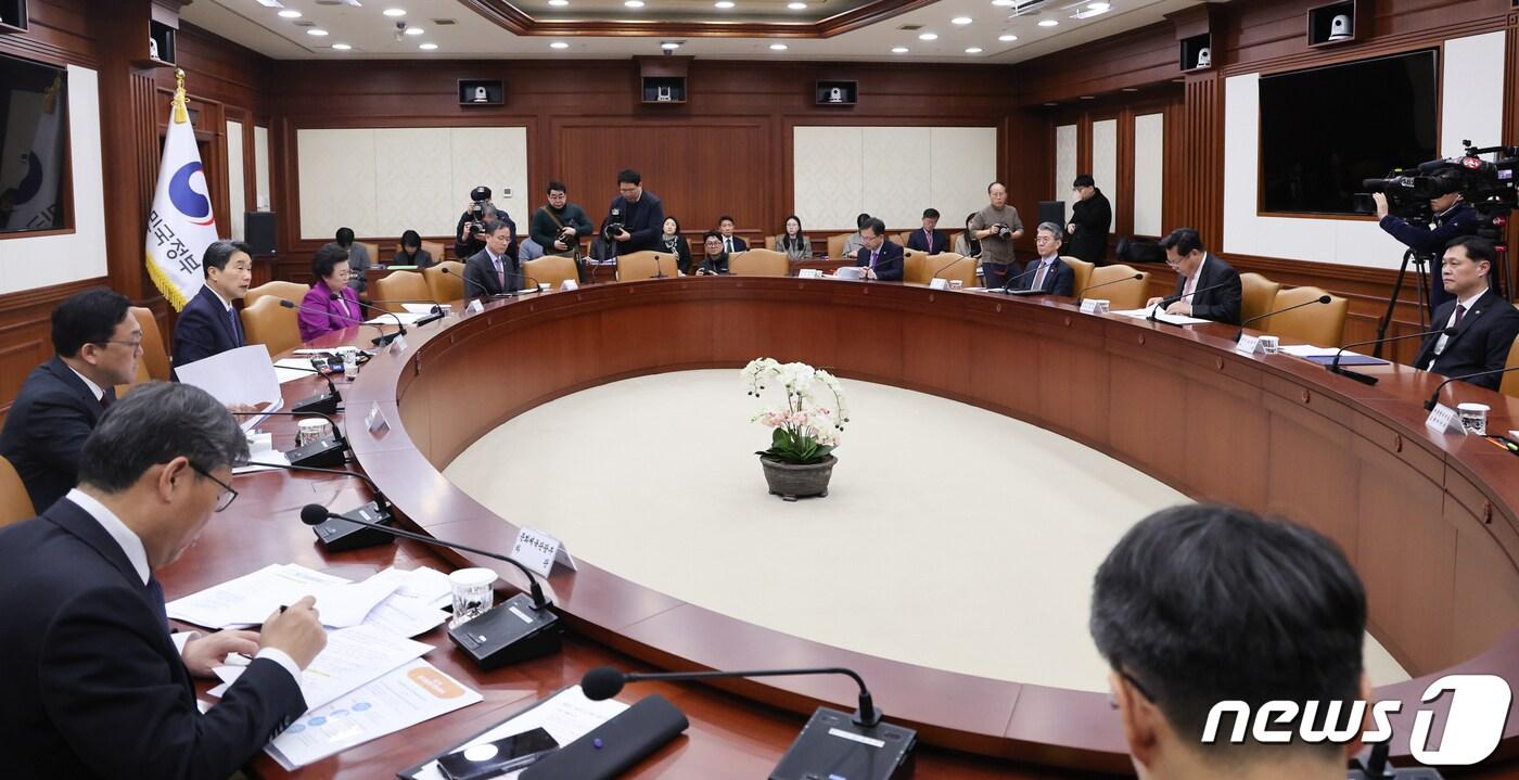 이주호 사회부총리 겸 교육부 장관이 지난달 8일 서울 종로구 정부서울청사에서 열린 사회관계장관회의에서 모두발언을 하고 있다. /뉴스1 ⓒ News1 허경 기자