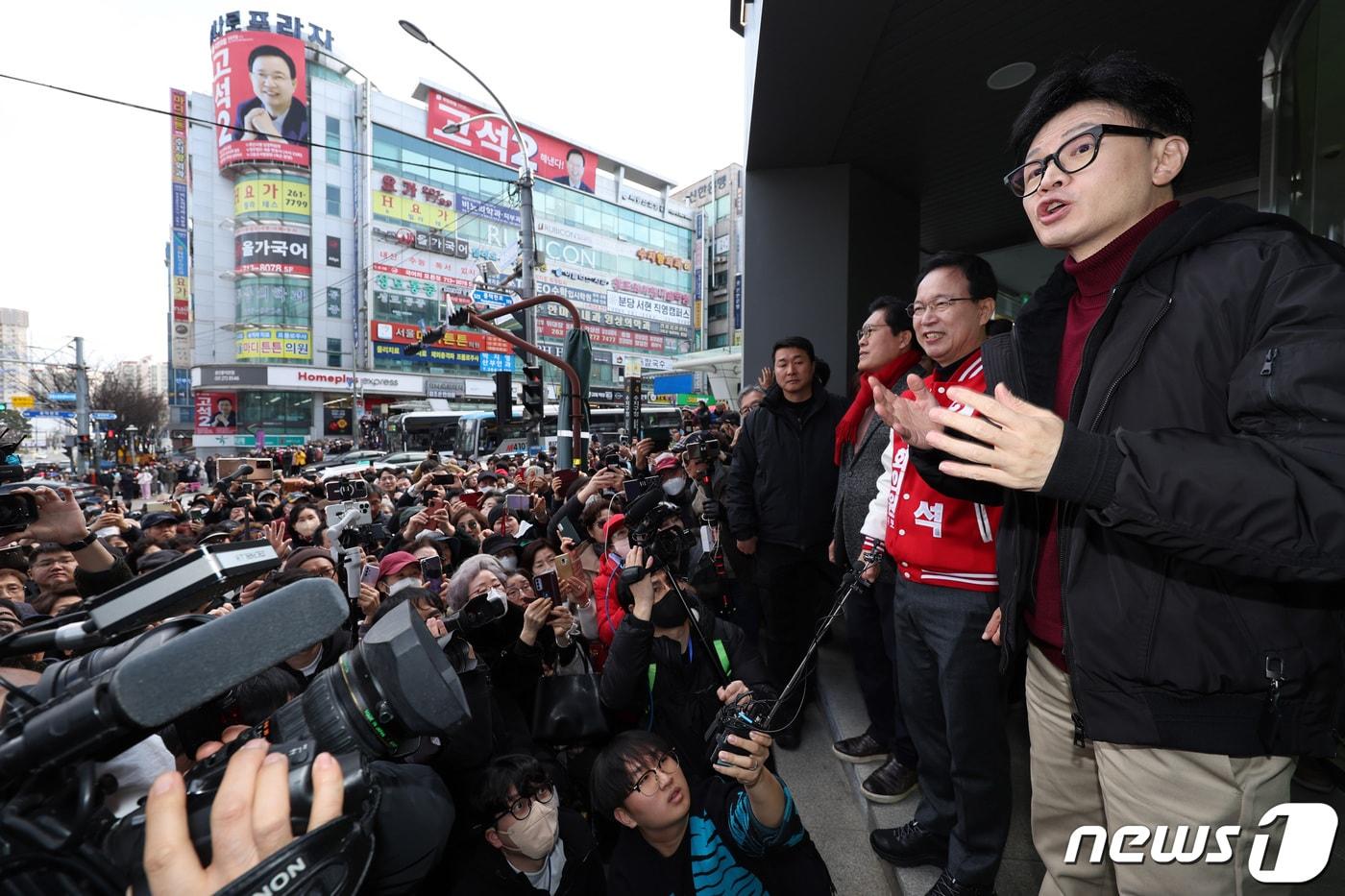 한동훈 국민의힘 비상대책위원장이 8일 오후 경기 용인시 수지구청역사거리에서 송석준 경기도당위원장, 고석&#40;용인병&#41; 후보와 함께 지지자들에게 인사하고 있다. &#40;공동취재&#41; 2024.3.8/뉴스1 ⓒ News1 구윤성 기자