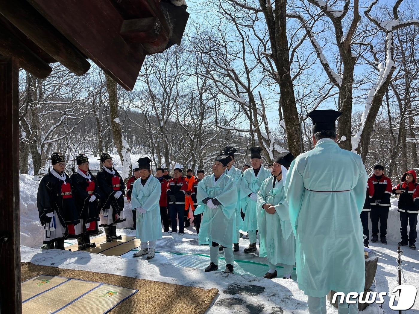 동부지방산림청 강릉국유림관리소가 8일 오전 강원 평창군 대관령 국사성황당에서 산림사업장의 안전을 기원하는 산신제례를 봉행하고 있다.&#40;강릉국유림관리소 제공&#41; 2024.3.38/뉴스1