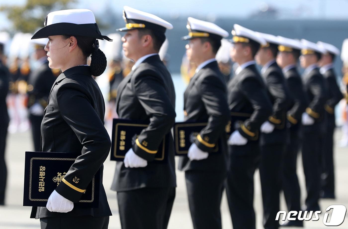 8일 오후 경남 창원시 진해구 해군사관학교 연병장에서 열린 제78기 해군사관생도 졸업·임관식에서 신임 장교들이 임관사령장을 들고 있다. 2024.3.8/뉴스1 ⓒ News1 윤일지 기자