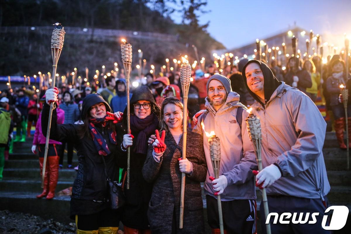 지난해 열린 제43회 진도 신비의 바닷길 축체에서 외국인들이 체험행사에 참여하고 있다.&#40;진도군 제공&#41;/뉴스1  