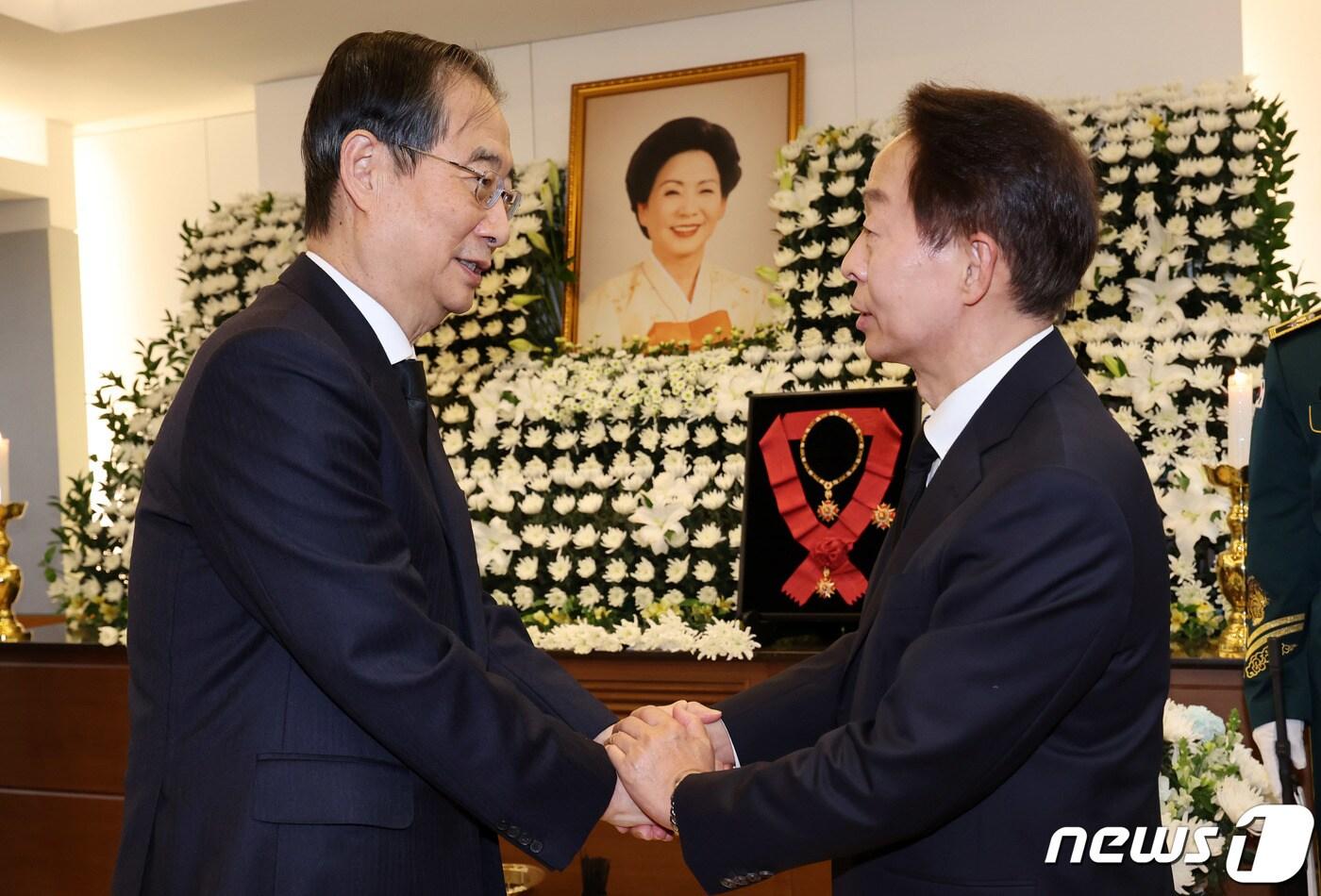 한덕수 국무총리가 8일 오후 서울 종로구 서울대학교병원 장례식장에 마련된 고 김영삼 전 대통령 부인 손명순 여사 빈소를 조문한 뒤 차남 김현철 김영삼대통령기념재단 이사장을 위로하고 있다. &#40;공동취재&#41; 2024.3.8/뉴스1 ⓒ News1 김성진 기자