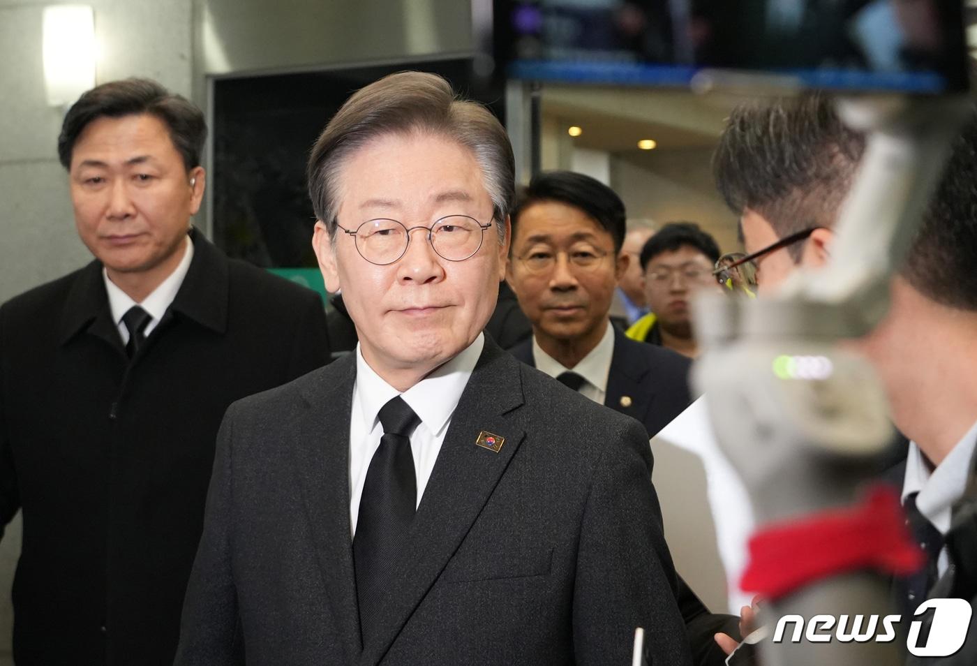 이재명 더불어민주당 대표가 8일 오후 서울 종로구 서울대학교병원 장례식장에 마련된 고 김영삼 전 대통령 부인 손명순 여사 빈소 조문을 마친 뒤 걸음을 옮기고 있다.&#40;공동취재&#41; 2024.3.8/뉴스1 ⓒ News1 민경석 기자