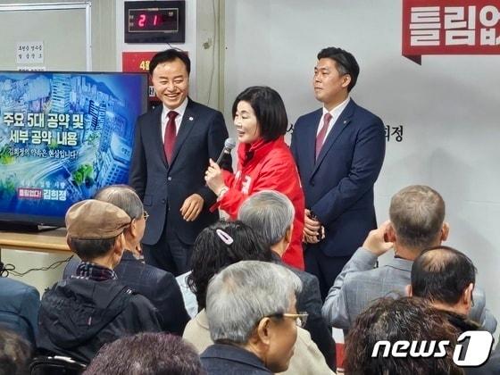 김희정 국민의힘 예비후보가 부산 연제구 5대 공약과 함께 세부공약을 발표하고 있다. &#40;김희정 켐프 제공&#41;