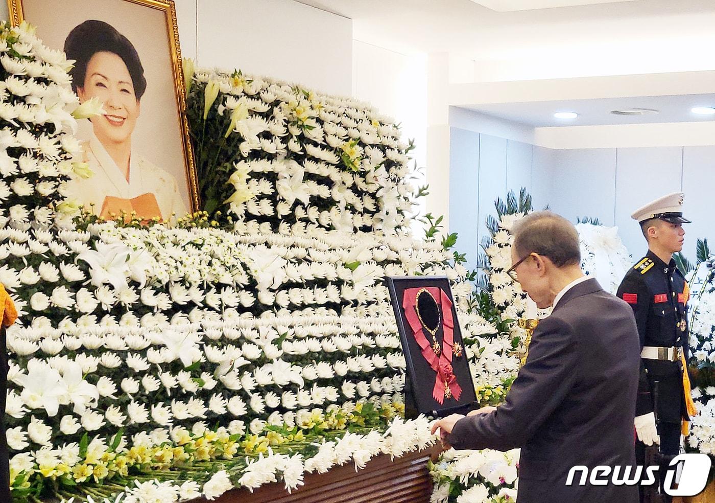 이명박 전 대통령이 9일 오후 서울 종로구 서울대학교병원 장례식장에 마련된 고 김영삼 전 대통령 부인 손명순 여사 빈소 조문을 하고 있다. 2024.3.9/뉴스1 ⓒ News1 이비슬 기자