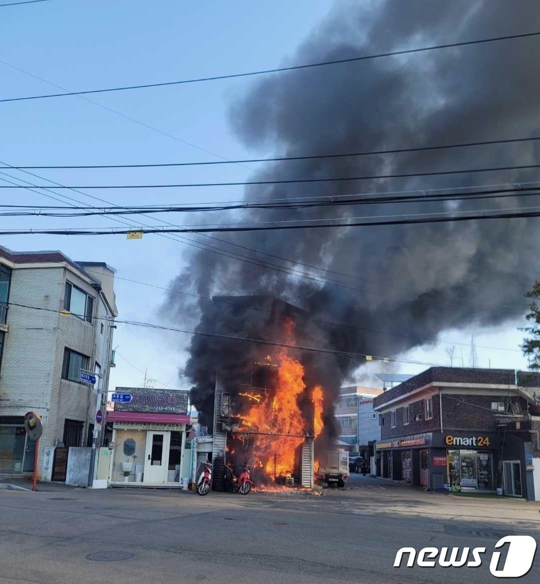 춘천 오토바이 매장 화재 현장.&#40;강원도소방본부 제공&#41; 2024.3.9/뉴스1