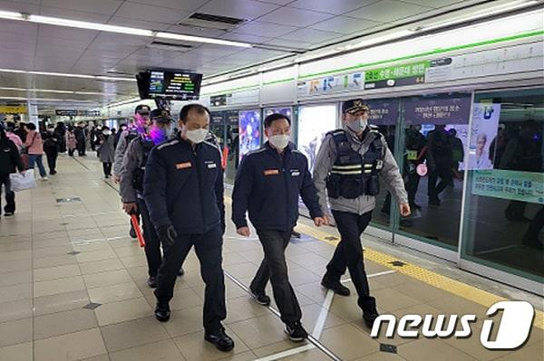 부산경찰청 기동순찰대가 지하철 보안관과 합동 순찰을 하고 있다. &#40;부산경찰청 제공&#41;