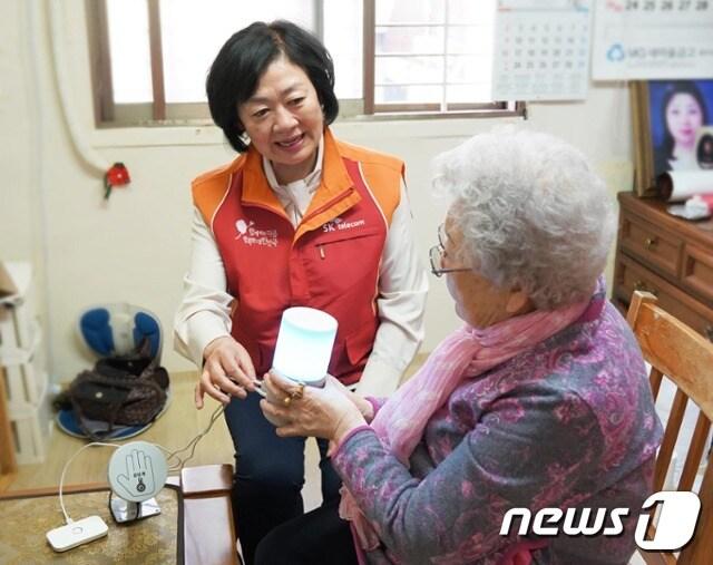  인공지능&#40;AI&#41; 스피커 &#39;아리아&#39;를 쓰는 어르신 &#40;성동구 제공&#41;