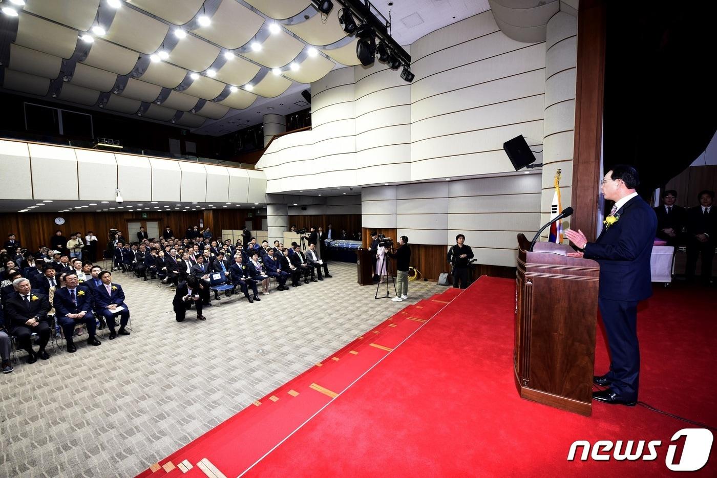 노동진 수협중앙회장이 1일 서울 송파구 수협 본부에서 창립 62주년을 맞아 &#39;좋은 수산물로 어업인을 돕고 국민에 보답할 것&#34;이라며 기념사를 하고 있다.&#40;수협중앙회 제공&#41;