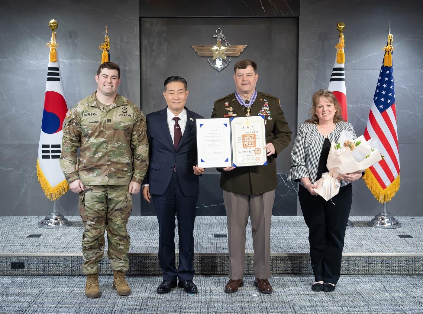 신원식 국방부 장관이 1일 서울 용산구 소재 국방부 청사에서 윌러드 벌러슨 미 8군사령관에게 보국훈장 국선장을 수여하고, 그의 부인&#40;사진 맨 오른쪽&#41;, 미 육군 대위로 복무 중인 벌러슨 사령관의 아들&#40;사진 맨 왼쪽&#41;과 함께 기념사진을 촬영하고 있다.&#40;국방부 제공&#41;