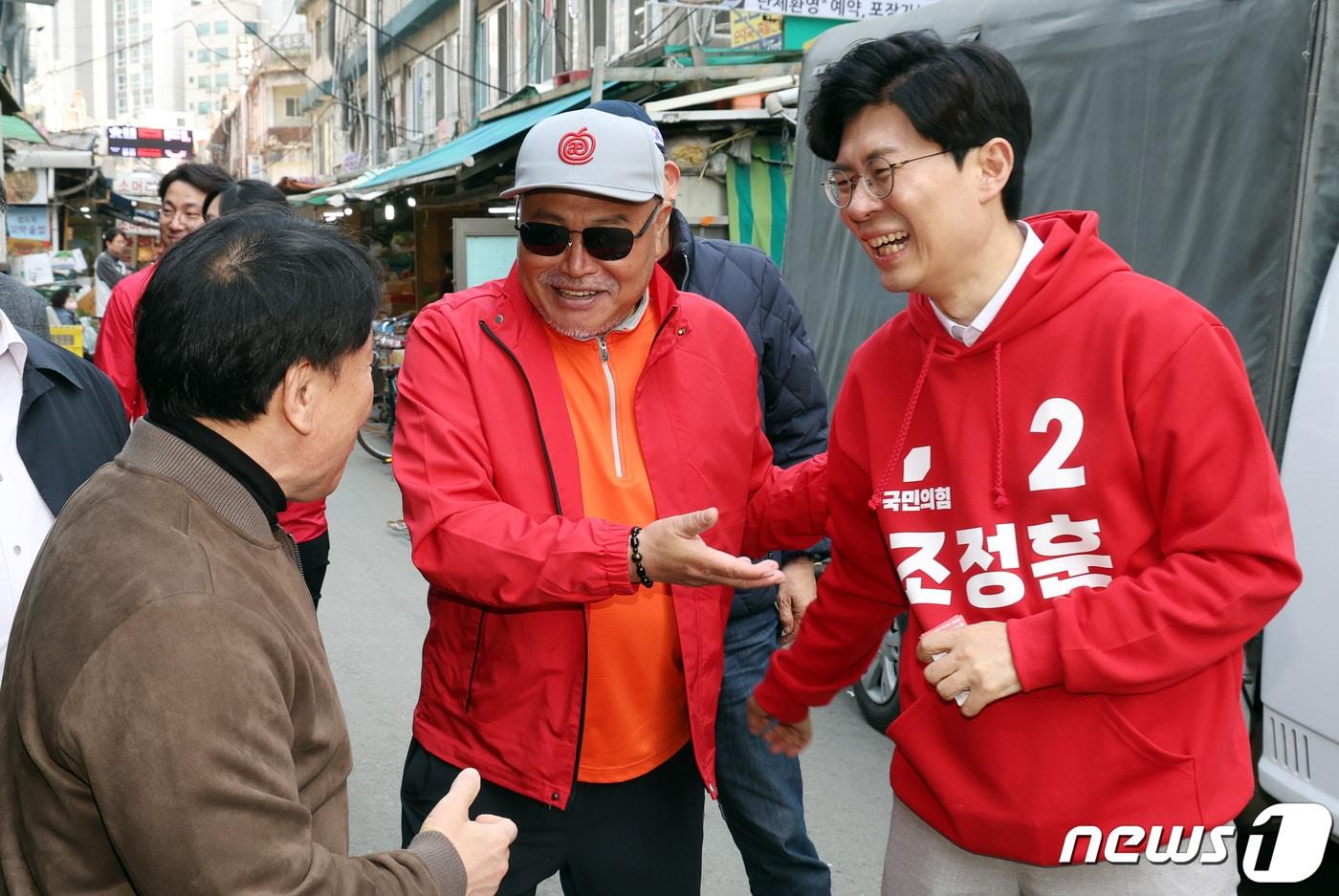 조정훈 마포구갑 국회의원 후보가 지난 1일 오후 서울 마포구 공덕시장에서 상인 및 주민들에게 지지를 호소하며 인사를 하고 있다. 왼쪽은 가수 김흥국. 2024.4.1/뉴스1 ⓒ News1 김명섭 기자