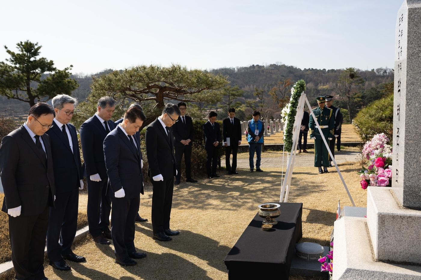  포스코그룹 장인화 회장이 1일 국립현충원을 찾아 박태준 명예회장 묘소에 참배하고 있다. &#40;포스코홀딩스 제공&#41; 