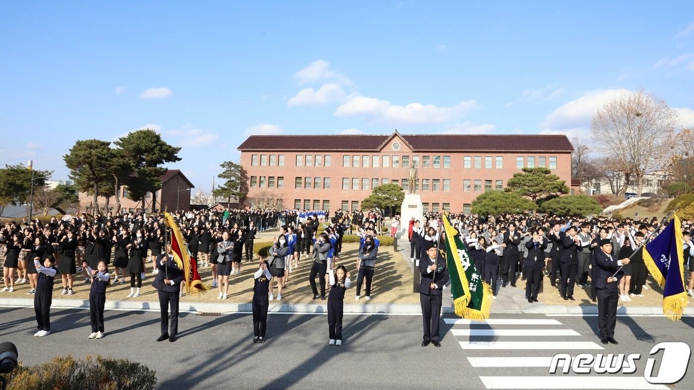 청주대학교를 비롯해 청석학원 산하 7개 학교 교직원과 학생들이 지난해 11월 청석학원 창학 100주년을 기념하는 플래시몹을 펼치고 있는 모습.&#40;청주대학교 제공&#41;/뉴스1