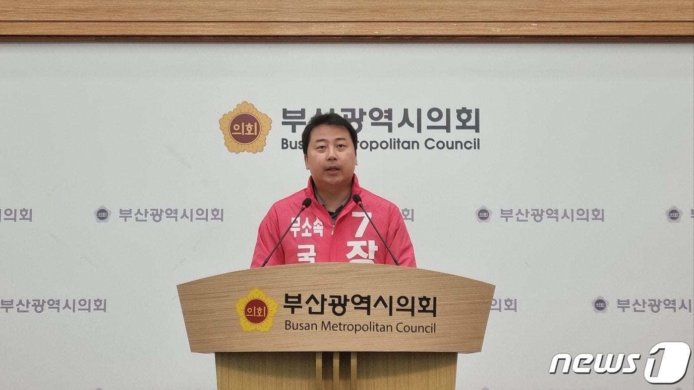 1일 오전 장예찬 부산 수영구 무소속 후보가 부산시의회 브리핑룸에서 긴급 기자회견을 열고 보수 단일화 경선을 제안하고 있다. 2024.04.01ⓒ 뉴스1 박채오 기자 