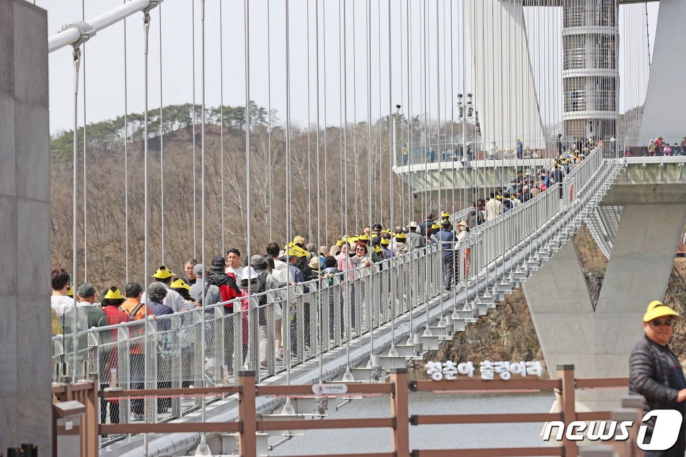 지난달 30일과 31일 전북자치도 임실군에서 개최된 ‘옥정호 벚꽃축제’가 꽃은 피지 않았지만 많은 관광객이 몰려 성황을 이뤘다.&#40;임실군제공&#41;2024.4.1/뉴스1