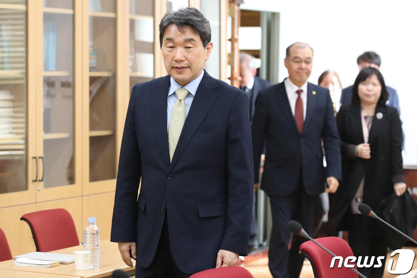 이주호 부총리 겸 교육부 장관이 1일 오후 대구 중구 경북대 의과대학에서 열린 &#39;의대 운영대학 현장 간담회&#39;에 입장하고 있다. 뒤로 홍원화 경북대 총장 등이 함께 들어서고 있다. 2024.4.1/뉴스1 ⓒ News1 공정식 기자