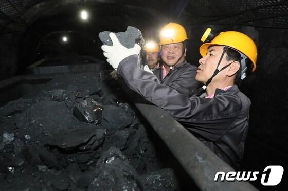 김진태 강원지사가 3월28일 태백 장성광업소 막장까지 들어가 직접 석탄 캐는 작업을 하고 있다.&#40;자료사진&#41;/뉴스1 DB