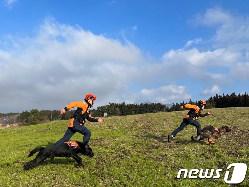 제주소방안전본부는 고사리철을 맞아 길 잃음 사고가 가장 많은 제주시 동부 지역에 119구조견을 전진 배치한다.&#40;제주소방안전본부 제공&#41;