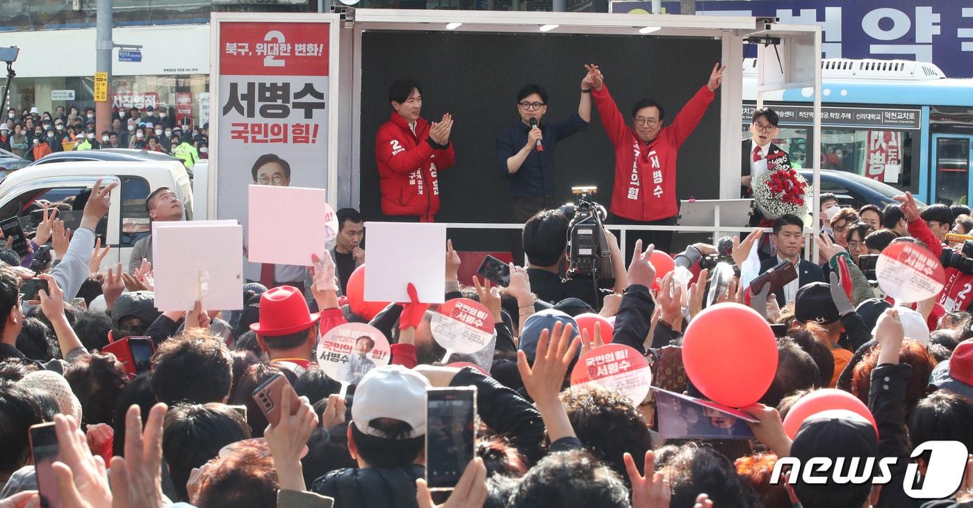 한동훈 국민의힘 총괄선거대책위원장이 1일 오후 부산 북구 덕천 젊음의거리에서 열린 &#39;국민의힘으로 북구살리기&#39; 지원유세에서 서병수 부산 북구갑 후보, 박성훈 부산 북구을 후보와 함께 지지를 호소하고 있다. 2024.4.1/뉴스1 ⓒ News1 임세영 기자