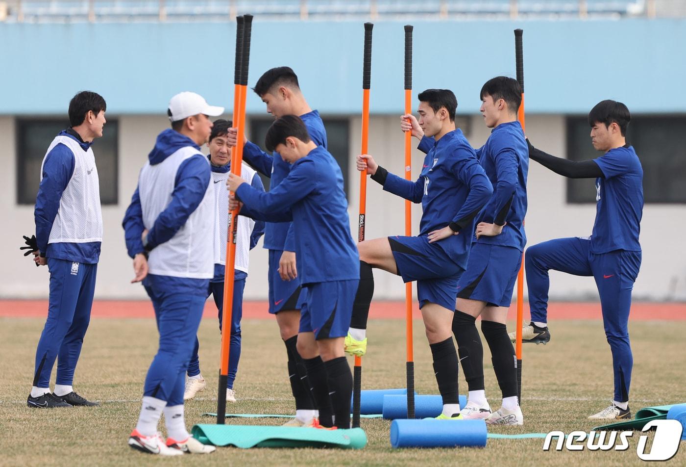 대한민국 올림픽 축구대표팀 선수들이 1일 오후 이천 부발읍 이천시종합운동장에서 2024 아시아축구연맹&#40;AFC&#41; U23 아시안컵을 앞두고 훈련을 하고 있다. 2024.4.1/뉴스1 ⓒ News1 이재명 기자