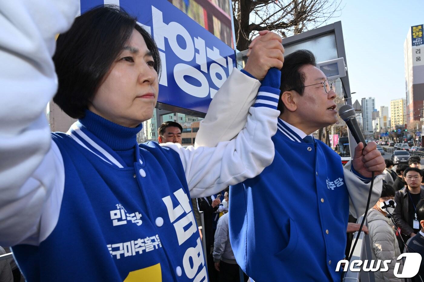 이재명 더불어민주당 대표 겸 상임공동선대위원장이 1일 오후 인천 미추홀구 용현시장에서 남영희&#40;인천 동구미추홀구을&#41; 후보 지원유세를 하고 있다. &#40;공동취재&#41; 2024.4.1/뉴스1 ⓒ News1 구윤성 기자