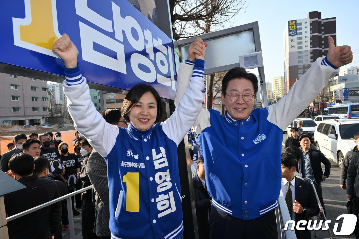 이재명 더불어민주당 대표 겸 상임공동선대위원장이 지난 1일 오후 인천 미추홀구 용현시장에서 남영희&#40;인천 동구미추홀구을&#41; 후보 지원유세를 하고 있다. &#40;공동취재&#41; 2024.4.1/뉴스1 ⓒ News1 구윤성 기자