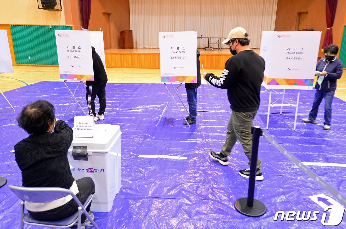 제22대 국회의원 선거 본투표날인 10일 오전 광주 서구 상무고등학교에 마련된 투표소에서 유권자들이 투표를 하기 위해 이동하고 있다. 2024.4.10/뉴스1 ⓒ News1 이승현 기자