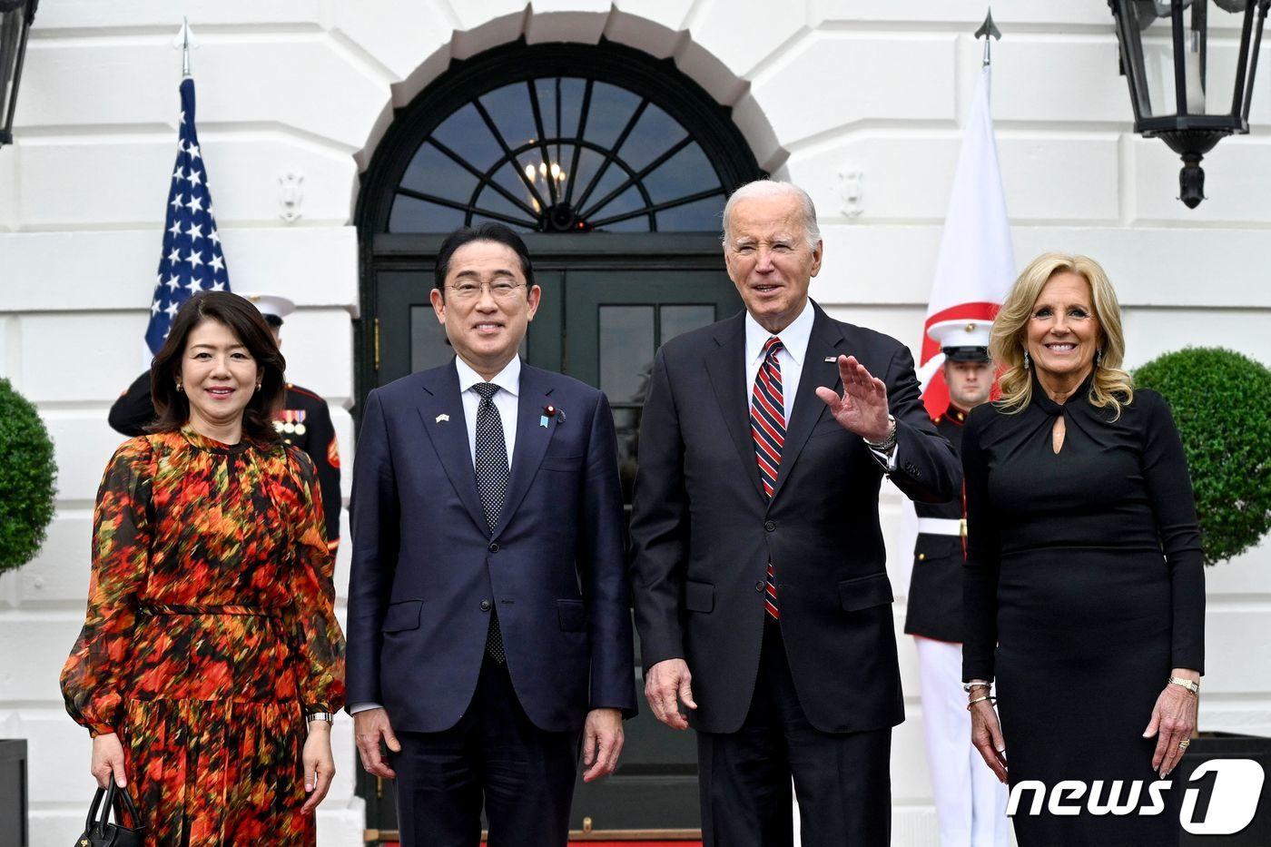 조 바이든 미국 대통령과 부인 질 바이든 여사가 9일&#40;현지시간&#41; 워싱턴 백악관에서 국빈 방문한 기시다 후미오 일본 총리, 부인 유코 여사와 포즈를 취하고 있다. 2024. 4. 10 ⓒ AFP=뉴스1 ⓒ News1 우동명 기자