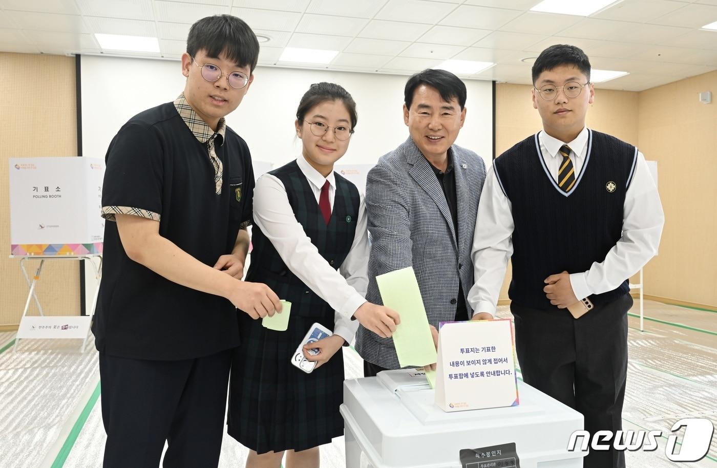 이정선 광주시교육감이 10일 오전 광주 동구 계림2동 투표소에서 생애 첫 투표를 하는 고등학생들과 투표하고 있다.&#40;시교육청 제공&#41;2024.4.10./뉴스1