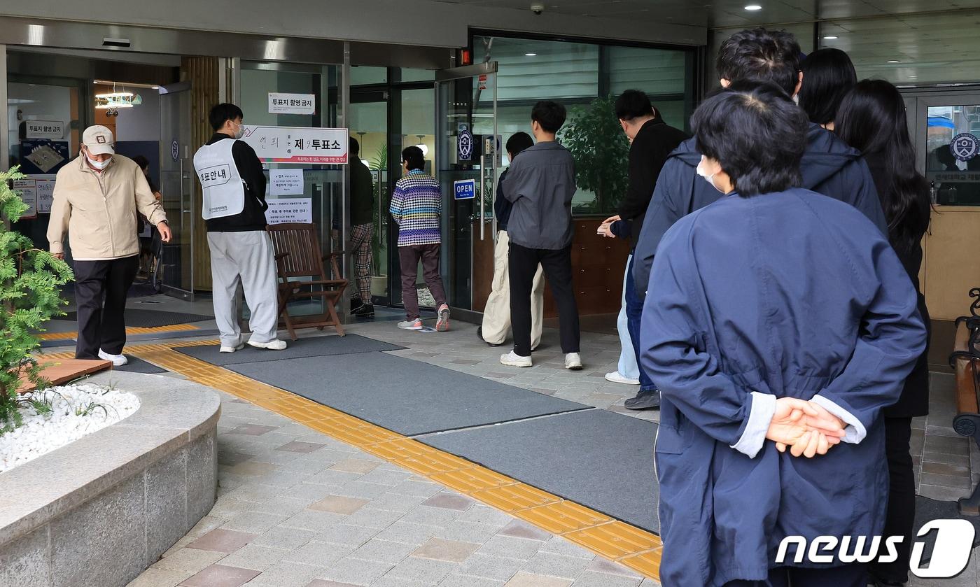 제22대 국회의원 선거일인 10일 오전 서울 서대문구 연세대학교 재활학교에 마련된 연희동 제9투표소를 찾은 유권자들이 소중한 한 표를 행사하기 위해 줄을 서서 기다리고 있다. 2024.4.10/뉴스1 ⓒ News1 김진환 기자