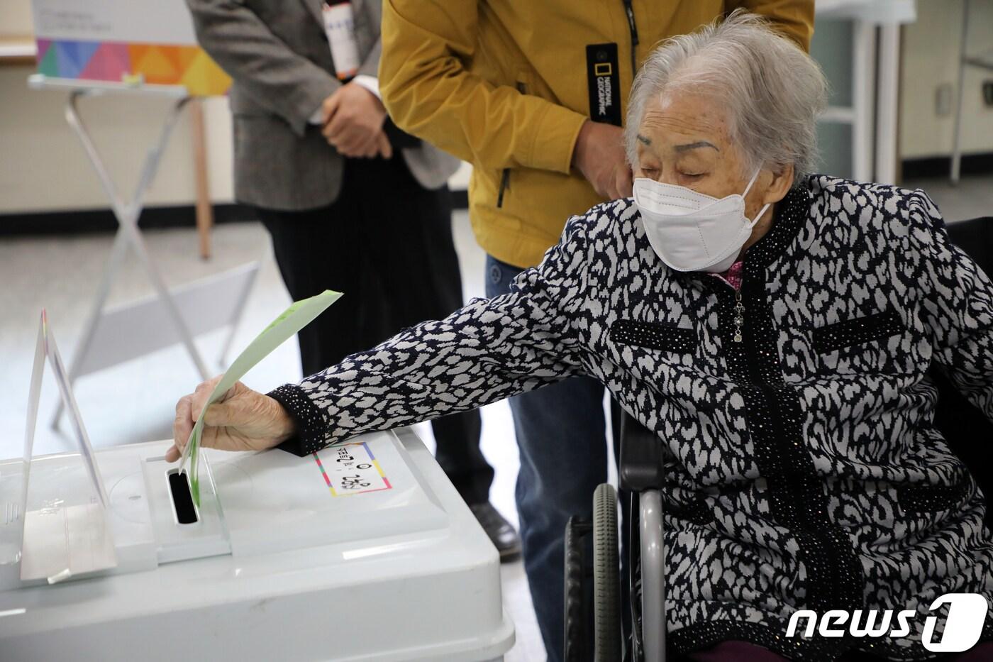 제22대 국회의원 선거일인 10일 광주 서구 쌍촌종합사회복지관 투표소에서 일제 강제동원 피해자인 양금덕 할머니&#40;95&#41;가 투표하고 있다. 2024.4.10/뉴스1 ⓒ News1 이수민 기자