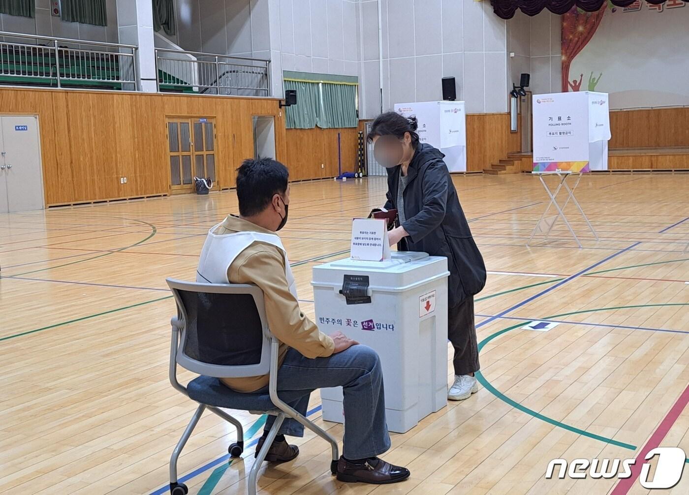 제22대 국회의원 선거일인 10일 경남 거제시 옥포중학교 옥포2동 제2투표소에서 한 유권자가 투표지를 넣고 있다.2024.4.10/뉴스1 강미영 기