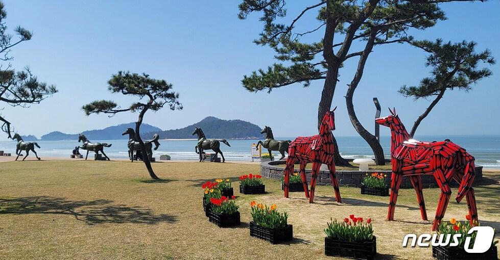 전남 신안의 대광해변에 설치된 홍매화를 상징하는 붉은색 말 조각작품 2점 &#40;신안군 제공&#41;/뉴스1 