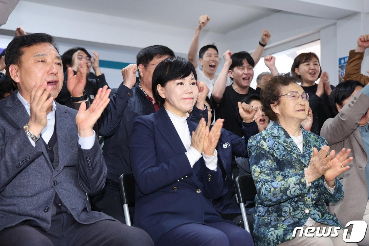 전현희 더불어민주당 서울 중·성동갑 후보가 10일 서울 성동구 왕십리로에 마련된 자신의 선거사무소에서 방송 3사 출구조사 결과를 보며 환호하고 있다. 2024.4.10/뉴스1 ⓒ News1 신웅수 기자